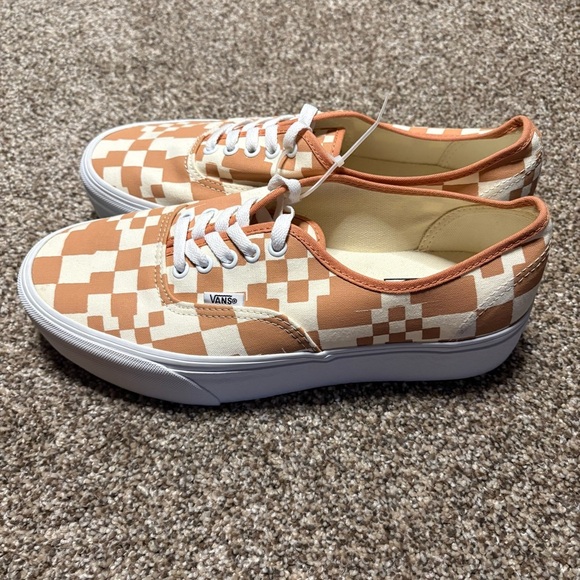 Vans Women’s size 11.5 Orange and Cream Geometric Platform - Picture 4 of 9